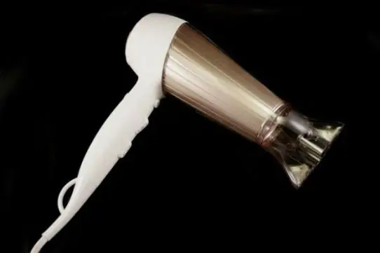 Philips DryCare HP8280, czyli suszarka dbająca o nawilżenie włosów