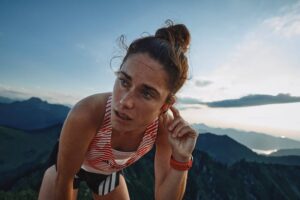 Trenuj z determinacją, działaj z orientacją na cel. Suunto przedstawia 2 premiery: zegarek Race 2 oraz słuchawki Wing 2