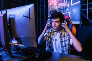 Pomysł na prezent na Dzień Chłopaka? Gaming, kino i sport w najlepszym wydaniu