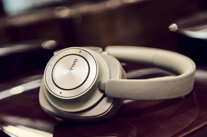 Słuchawki DALI IO-12: teraz w kolorze Mocha Grey