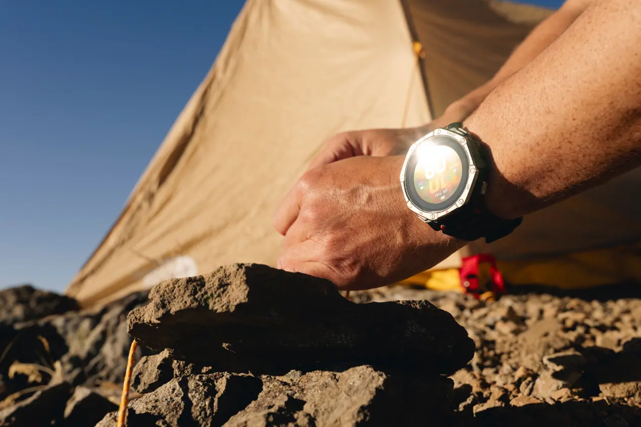 Amazfit wprowadza pierwszy na świecie sportowy zegarek AMOLED z podwójnym systemem solarnym
