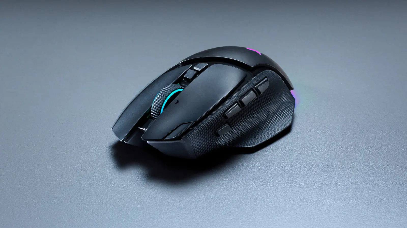 Twój nowy arsenał: Razer Basilisk V4 Pro debiutuje wraz ze stacją ładującą Mouse Dock V2 Pro