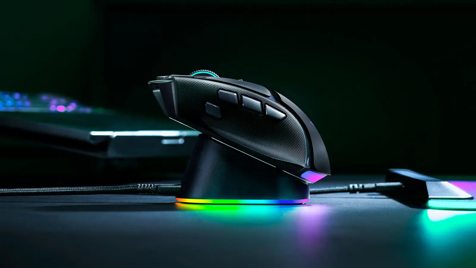 Twój nowy arsenał: Razer Basilisk V4 Pro debiutuje wraz ze stacją ładującą Mouse Dock V2 Pro