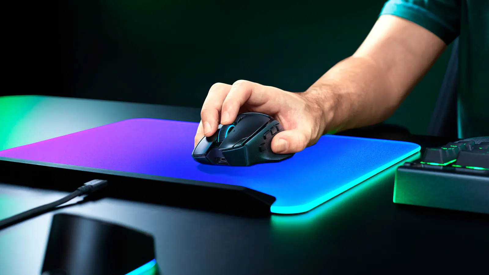 Twój nowy arsenał: Razer Basilisk V4 Pro debiutuje wraz ze stacją ładującą Mouse Dock V2 Pro